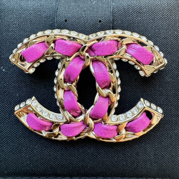 CHANEL 21P GOLDEN GOLD TONE CC LOGO PINK PURPLE LEATHER CHAIN CRYSTAL BROOCH PIN - Picture 2 of 12